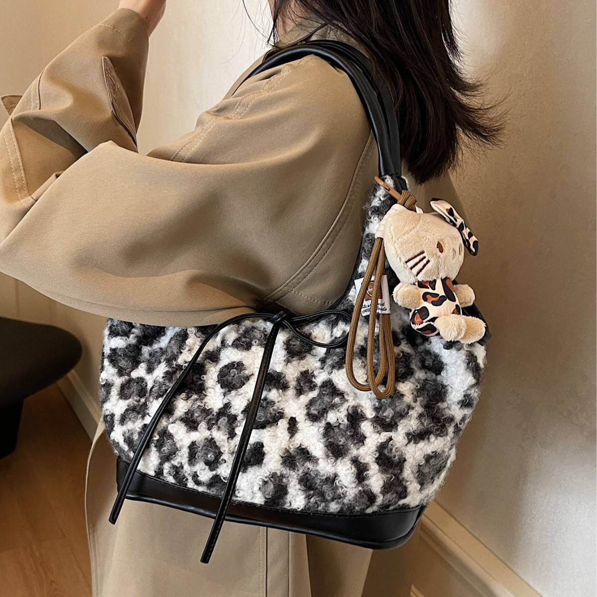 Vintage plush leopard print tote bag